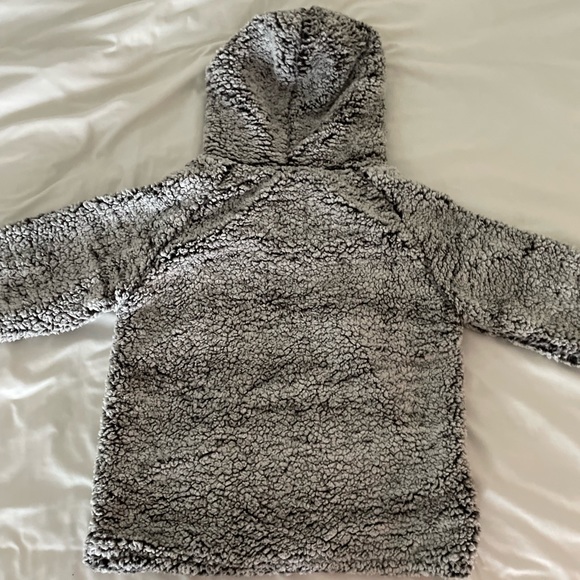 Thread and supply Sherpa pullover (size medium) - Picture 3 of 5